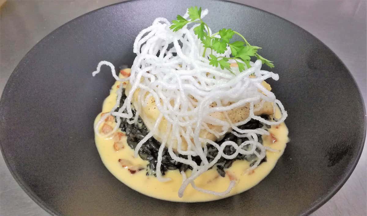 Plat gastronomique en assiette noire