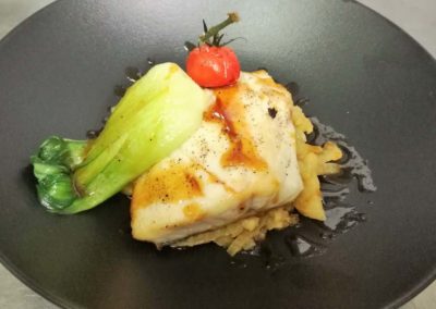 Plat traiteur poisson ou volaille en assiette noire