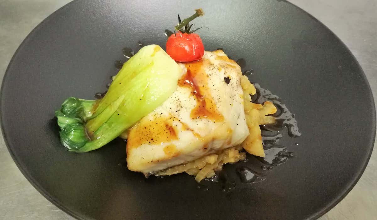 Plat traiteur raffiné avec légumes