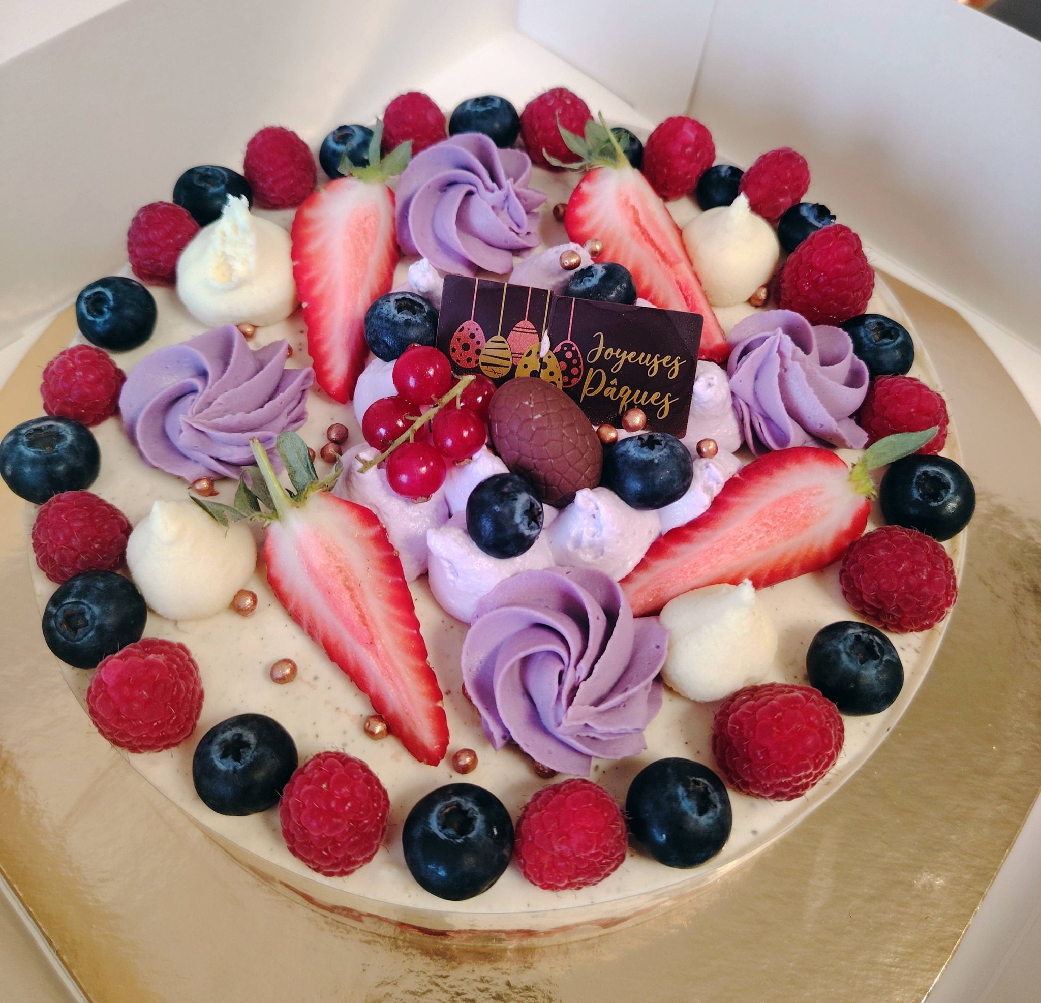 Entremets de fête décoré aux fruits rouges