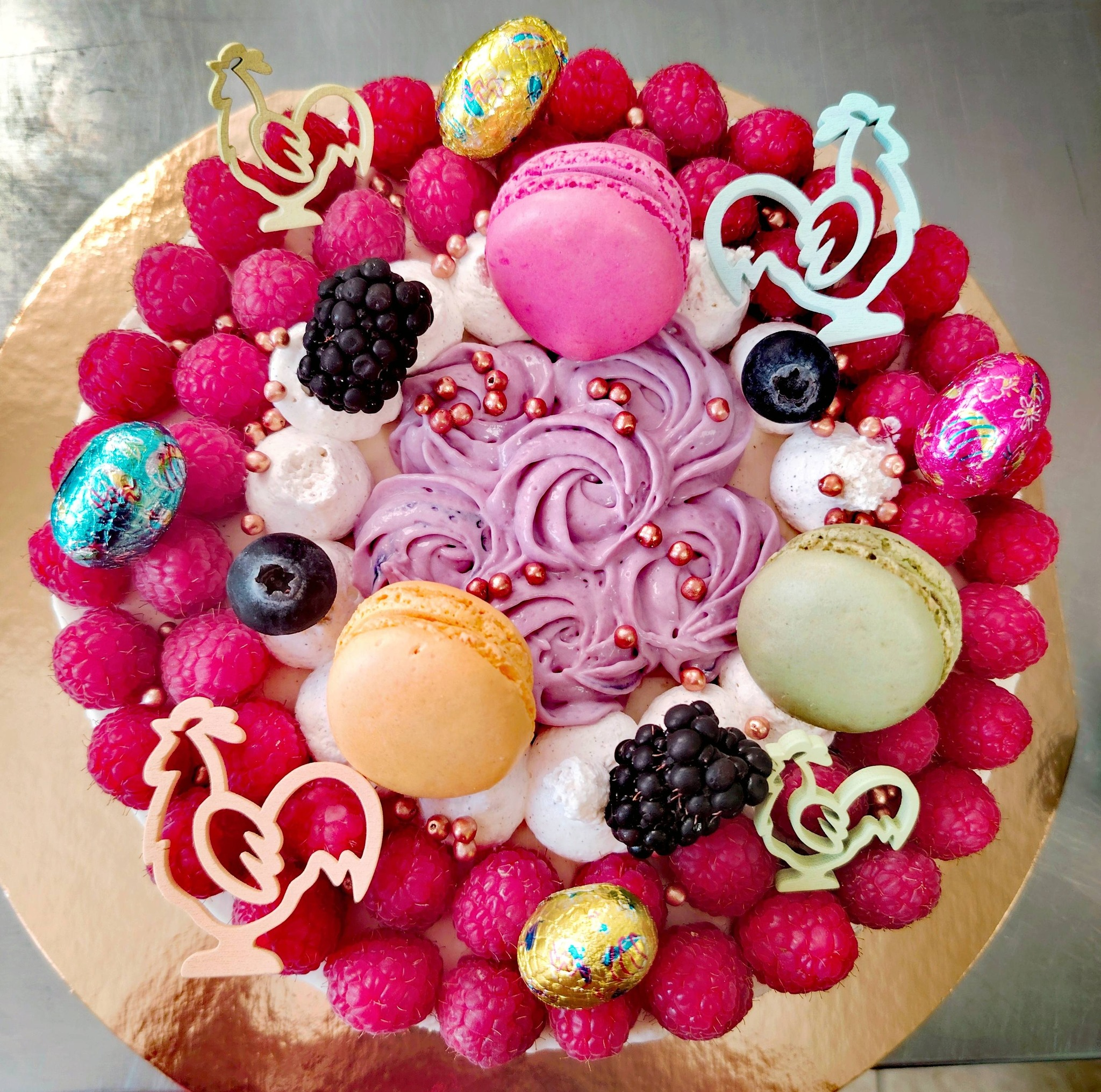 Gâteau de fête décoré aux fruits rouges et macarons