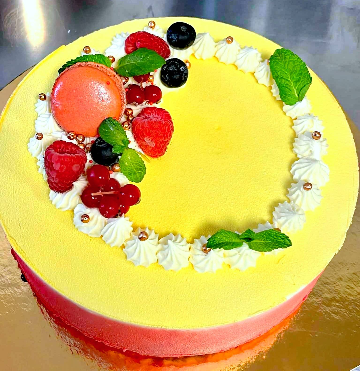 Entremets fruité décoré de macaron et fruits rouges