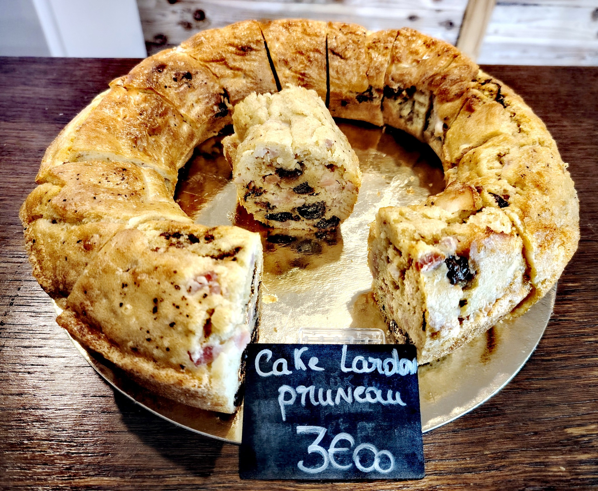 Cake salé lardon pruneau pour traiteur événementiel